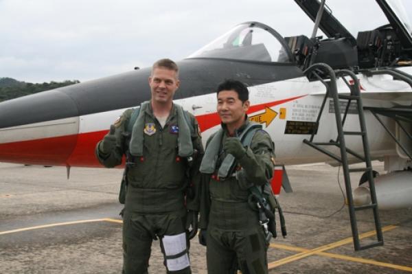 Điểm tin thế giới chiều 22/4: Không lực Hoa Kỳ tới Hàn Quốc kiểm tra vũ khí, Lật 2 thuyền rồng ở Trung Quốc, Phóng viên bị bắn chết khi đang truyền hình trực tiếp - 1 Điểm tin thế giới chiều 22/4: Không lực Hoa Kỳ tới Hàn Quốc kiểm tra vũ khí, Lật 2 thuyền rồng ở Trung Quốc, Phóng viên bị bắn chết khi đang truyền hình trực tiếp - 1