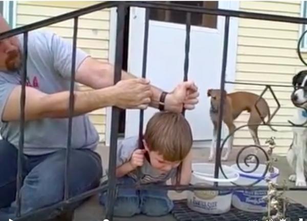 Đầu của con trai bị mắc kẹt, cha không cứu được, không ngờ con lại nghĩ ra cách rất thông minh - 1 Đầu của con trai bị mắc kẹt, cha không cứu được, không ngờ con lại nghĩ ra cách rất thông minh - 1