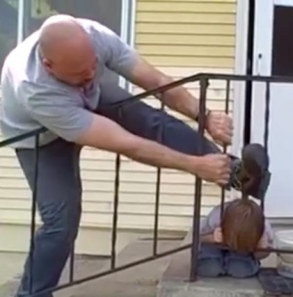 Đầu của con trai bị mắc kẹt, cha không cứu được, không ngờ con lại nghĩ ra cách rất thông minh - 2 Đầu của con trai bị mắc kẹt, cha không cứu được, không ngờ con lại nghĩ ra cách rất thông minh - 2