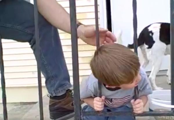 Đầu của con trai bị mắc kẹt, cha không cứu được, không ngờ con lại nghĩ ra cách rất thông minh - 3 Đầu của con trai bị mắc kẹt, cha không cứu được, không ngờ con lại nghĩ ra cách rất thông minh - 3