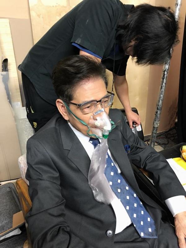 MC Nguyễn Ngọc Ngạn bị vỡ mạch máu, phải thở oxy trước giờ ra sân khấu - 1 MC Nguyễn Ngọc Ngạn bị vỡ mạch máu, phải thở oxy trước giờ ra sân khấu - 1