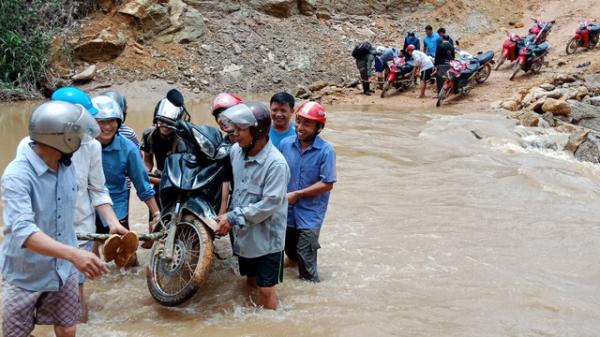Ấn tượng cảnh thầy giáo khiêng xe qua suối đến trường - 0 Ấn tượng cảnh thầy giáo khiêng xe qua suối đến trường - 0