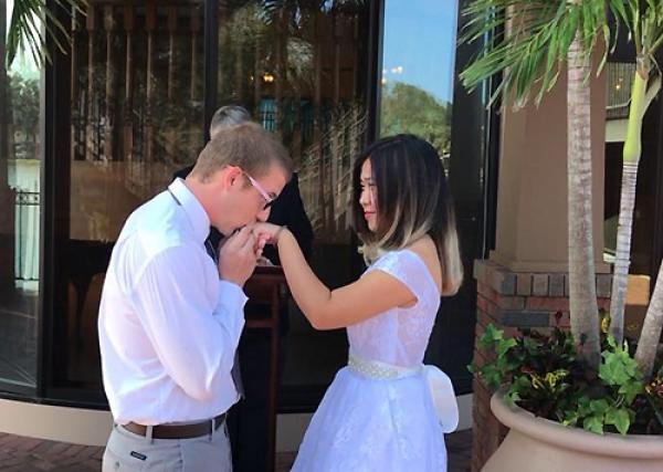 Anh phi công Mỹ trúng sét ái tình với cô y tá Việt - 0 Anh phi công Mỹ trúng sét ái tình với cô y tá Việt - 0