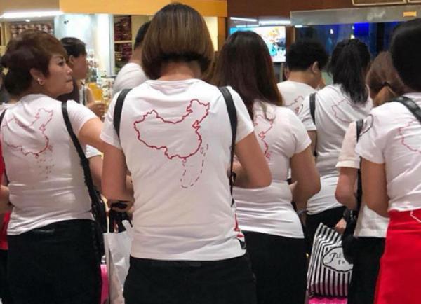 Du khách mặc áo đường lưỡi bò đến Việt Nam là không thể chấp nhận - 0 Du khách mặc áo đường lưỡi bò đến Việt Nam là không thể chấp nhận - 0