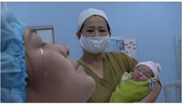 Nghẹn ngào giây phút sinh tử của những người mẹ bị ung thư: ‘Hãy sống thay phần mẹ, con nhé’ - 1 Nghẹn ngào giây phút sinh tử của những người mẹ bị ung thư: ‘Hãy sống thay phần mẹ, con nhé’ - 1