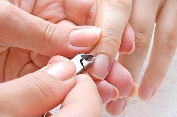 Ngón tay dễ bị hoại tử vì thói quen cắn xước măng rô - 3 Ngón tay dễ bị hoại tử vì thói quen cắn xước măng rô - 3