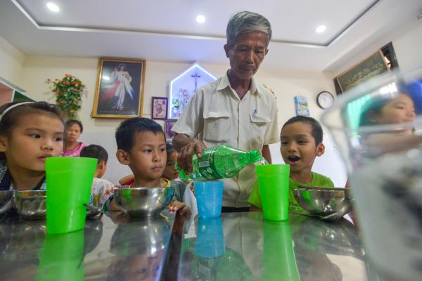 Người cha của 20 đứa trẻ cưu mang 200 bà bầu - 9 Người cha của 20 đứa trẻ cưu mang 200 bà bầu - 9