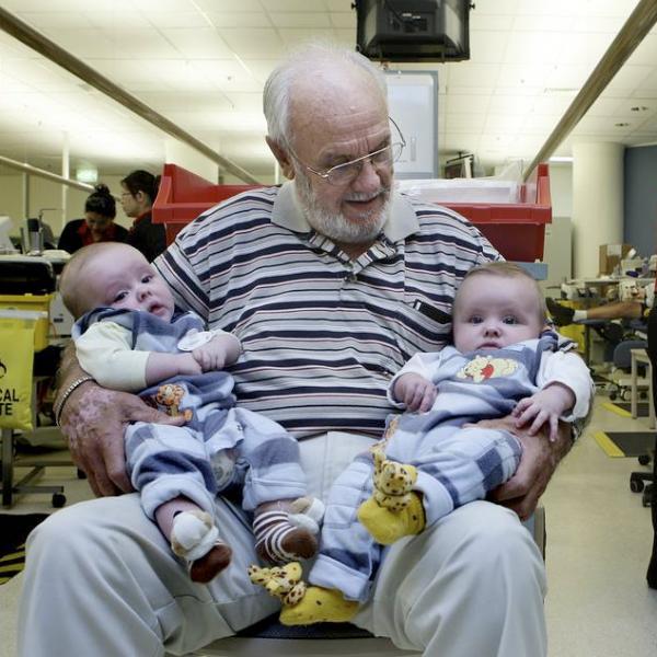 ‘Người đàn ông với cánh tay vàng’ cứu mạng 2,4 triệu trẻ sơ sinh - 2 ‘Người đàn ông với cánh tay vàng’ cứu mạng 2,4 triệu trẻ sơ sinh - 2