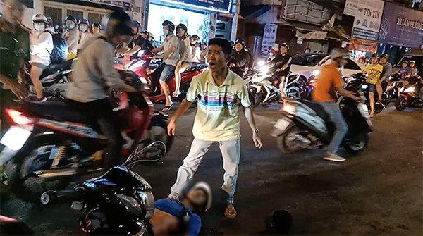 Nhân chứng kể phút nhóm hiệp sĩ bị cướp đâm chết trên phố - 0 Nhân chứng kể phút nhóm hiệp sĩ bị cướp đâm chết trên phố - 0
