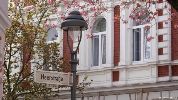 Phố cổ rực hồng sắc hoa anh đào ở Đức - 5
