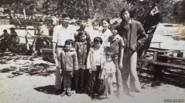 Tỷ phú Hoàng Kiều từng ‘buôn’ rau răm ở Mỹ - 1 Tỷ phú Hoàng Kiều từng ‘buôn’ rau răm ở Mỹ - 1