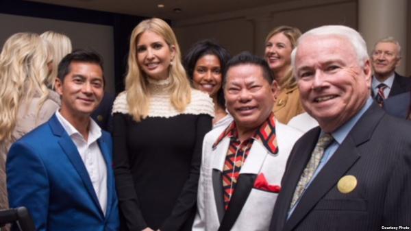 Tỷ phú Hoàng Kiều từng ‘buôn’ rau răm ở Mỹ - 0 Tỷ phú Hoàng Kiều từng ‘buôn’ rau răm ở Mỹ - 0