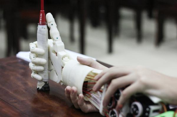 Việt Nam: Học sinh lớp 8 chế cánh tay robot điều khiển bằng suy nghĩ - 1 Việt Nam: Học sinh lớp 8 chế cánh tay robot điều khiển bằng suy nghĩ - 1
