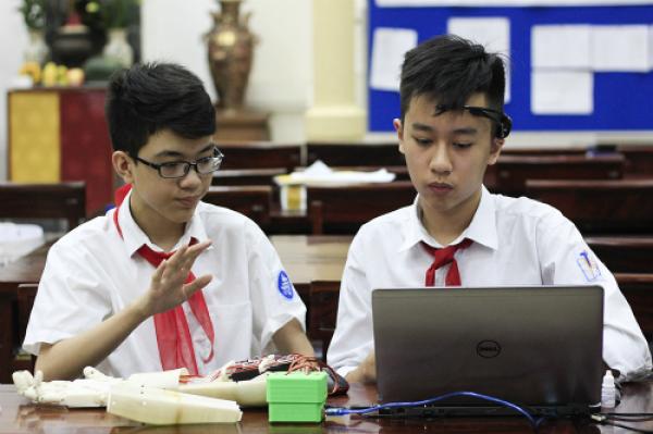 Việt Nam: Học sinh lớp 8 chế cánh tay robot điều khiển bằng suy nghĩ - 0 Việt Nam: Học sinh lớp 8 chế cánh tay robot điều khiển bằng suy nghĩ - 0