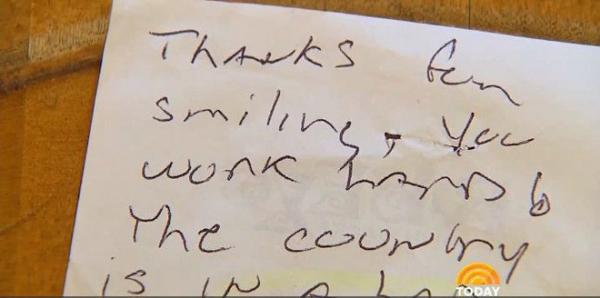 Nhận được tiền tip quá lớn, người phục vụ bị sốc khi biết lý do chính là nụ cười của mình - 2 Nhận được tiền tip quá lớn, người phục vụ bị sốc khi biết lý do chính là nụ cười của mình - 2