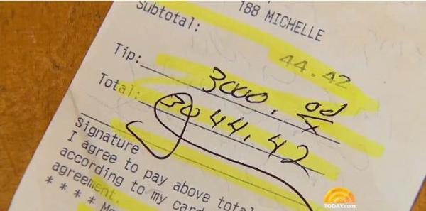 Nhận được tiền tip quá lớn, người phục vụ bị sốc khi biết lý do chính là nụ cười của mình - 1 Nhận được tiền tip quá lớn, người phục vụ bị sốc khi biết lý do chính là nụ cười của mình - 1