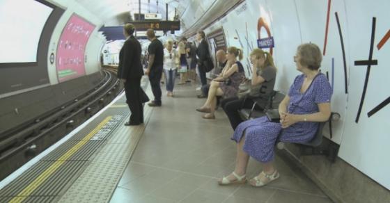 42 2 Tinh Yeu Xuc Dong Cua Ba Lao Hang Ngay Den Nha Ga Chi De Nghe Xin Can Than Khi Len Xuong Tau