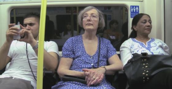 42 4 Tinh Yeu Xuc Dong Cua Ba Lao Hang Ngay Den Nha Ga Chi De Nghe Xin Can Than Khi Len Xuong Tau