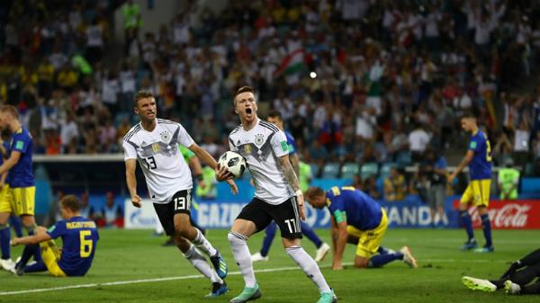 Toni Kroos ghi tuyệt phẩm, Đức ngược dòng trong thế 10 người - 0 Toni Kroos ghi tuyệt phẩm, Đức ngược dòng trong thế 10 người - 0