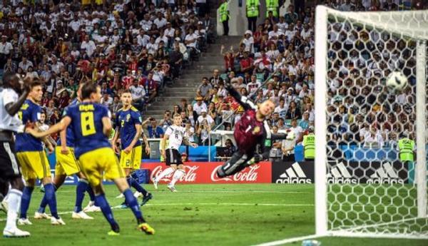 Xem lại bàn thắng “kinh điển” giải cứu tuyển Đức của Toni Kroos qua ảnh - 5 Xem lại bàn thắng “kinh điển” giải cứu tuyển Đức của Toni Kroos qua ảnh - 5