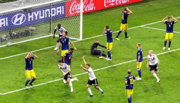 Xem lại bàn thắng “kinh điển” giải cứu tuyển Đức của Toni Kroos qua ảnh - 7 Xem lại bàn thắng “kinh điển” giải cứu tuyển Đức của Toni Kroos qua ảnh - 7