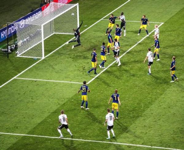 Xem lại bàn thắng “kinh điển” giải cứu tuyển Đức của Toni Kroos qua ảnh - 2 Xem lại bàn thắng “kinh điển” giải cứu tuyển Đức của Toni Kroos qua ảnh - 2