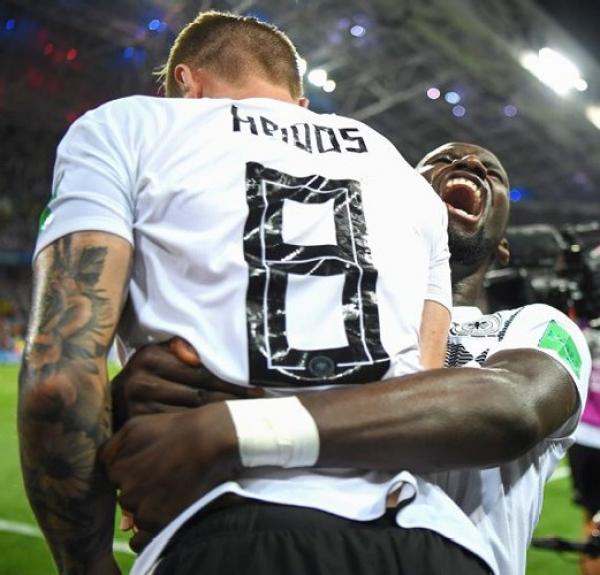 Xem lại bàn thắng “kinh điển” giải cứu tuyển Đức của Toni Kroos qua ảnh - 8 Xem lại bàn thắng “kinh điển” giải cứu tuyển Đức của Toni Kroos qua ảnh - 8