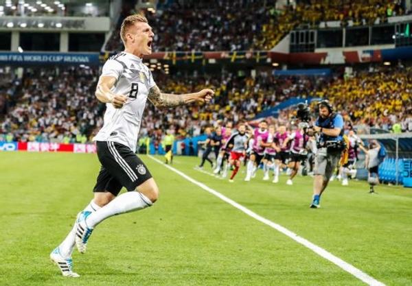 Xem lại bàn thắng “kinh điển” giải cứu tuyển Đức của Toni Kroos qua ảnh - 6 Xem lại bàn thắng “kinh điển” giải cứu tuyển Đức của Toni Kroos qua ảnh - 6