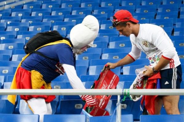 Thất bại đáng tiếc trước tuyển Bỉ, CĐV Nhật Bản vẫn khiến thế giới thán phục với hành động đẹp này - 3 Thất bại đáng tiếc trước tuyển Bỉ, CĐV Nhật Bản vẫn khiến thế giới thán phục với hành động đẹp này - 3