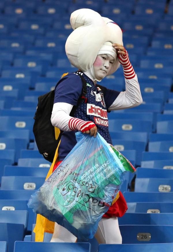 Thất bại đáng tiếc trước tuyển Bỉ, CĐV Nhật Bản vẫn khiến thế giới thán phục với hành động đẹp này - 7 Thất bại đáng tiếc trước tuyển Bỉ, CĐV Nhật Bản vẫn khiến thế giới thán phục với hành động đẹp này - 7