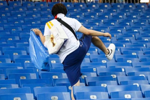 Thất bại đáng tiếc trước tuyển Bỉ, CĐV Nhật Bản vẫn khiến thế giới thán phục với hành động đẹp này - 9 Thất bại đáng tiếc trước tuyển Bỉ, CĐV Nhật Bản vẫn khiến thế giới thán phục với hành động đẹp này - 9