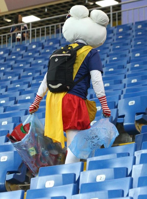 Thất bại đáng tiếc trước tuyển Bỉ, CĐV Nhật Bản vẫn khiến thế giới thán phục với hành động đẹp này - 4 Thất bại đáng tiếc trước tuyển Bỉ, CĐV Nhật Bản vẫn khiến thế giới thán phục với hành động đẹp này - 4