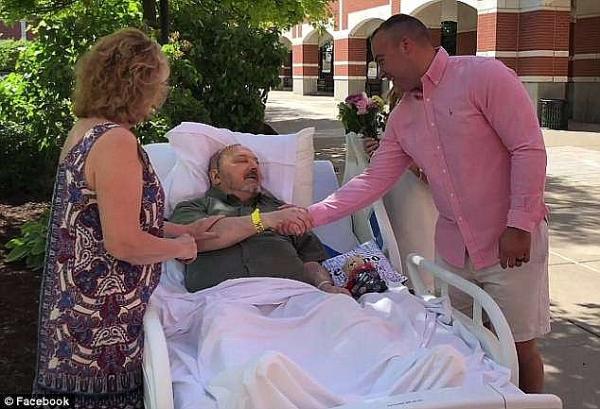 Xúc động người cha chống chọi với ung thư từng ngày để được thấy con gái kết hôn - 1