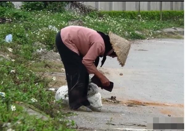 Bà cụ nhặt ve chai và chiếc ví rơi: Dù bạn là ai, hãy chọn làm người tốt - 1 Bà cụ nhặt ve chai và chiếc ví rơi: Dù bạn là ai, hãy chọn làm người tốt - 1