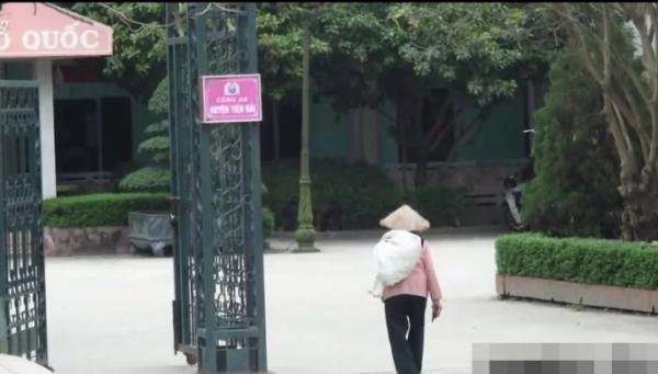 Bà cụ nhặt ve chai và chiếc ví rơi: Dù bạn là ai, hãy chọn làm người tốt - 3 Bà cụ nhặt ve chai và chiếc ví rơi: Dù bạn là ai, hãy chọn làm người tốt - 3