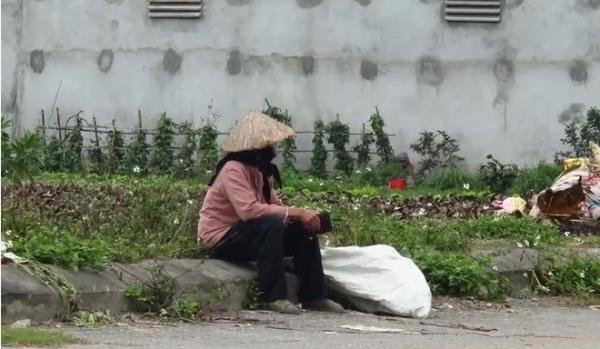 Bà cụ nhặt ve chai và chiếc ví rơi: Dù bạn là ai, hãy chọn làm người tốt - 2 Bà cụ nhặt ve chai và chiếc ví rơi: Dù bạn là ai, hãy chọn làm người tốt - 2