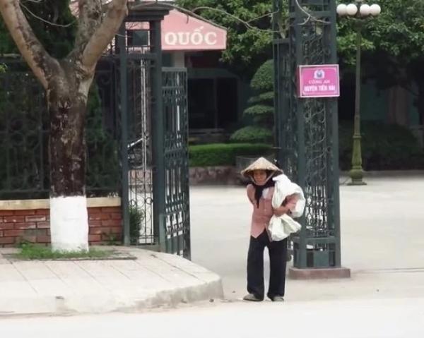 Bà cụ nhặt ve chai và chiếc ví rơi: Dù bạn là ai, hãy chọn làm người tốt - 4 Bà cụ nhặt ve chai và chiếc ví rơi: Dù bạn là ai, hãy chọn làm người tốt - 4