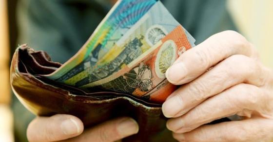 Giả khổ mượn tiền 9 người bạn thân, 7 người từ chối, 2 người còn lại nói rằng…