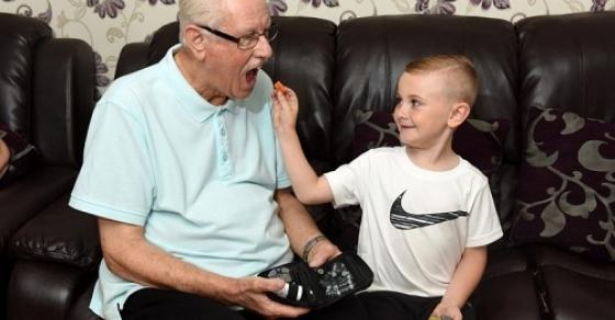 42 2 Cau Be Anh 7 Tuoi Cuu Song Ong Nho Cho An Keo Deo