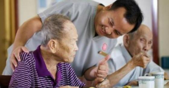 Cha mẹ Việt nên dành tiền để ‘cậy con thiên hạ’ lúc về già