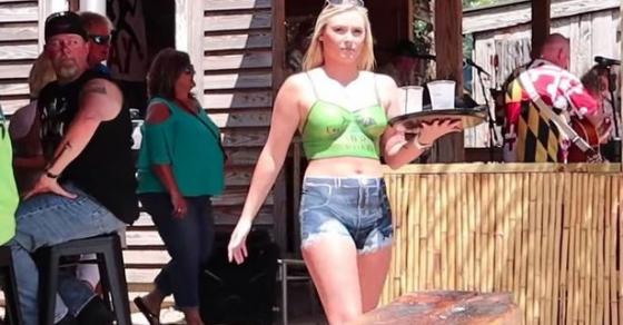 42 1 Co Gai Khong Mac Gi Phuc Vu Bia Nhung Lai Duoc Thuc Khach Tan Thuong Nhiet Liet