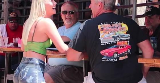 42 2 Co Gai Khong Mac Gi Phuc Vu Bia Nhung Lai Duoc Thuc Khach Tan Thuong Nhiet Liet