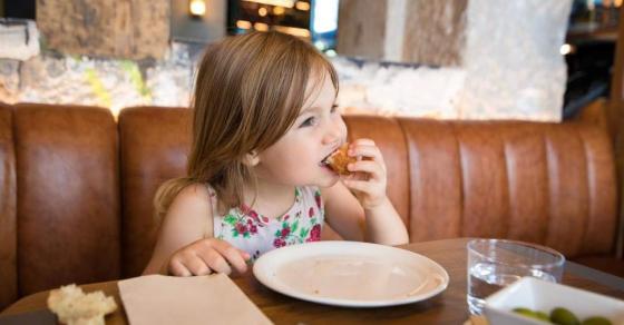 42 1 Duc Nha Hang Cam Tre Em Duoi 14 Tuoi