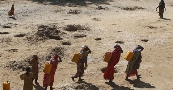 Các nhà khoa học đã phát triển được một thiết bị thu được 40 lít nước sạch mỗi giờ từ không khí khô nóng