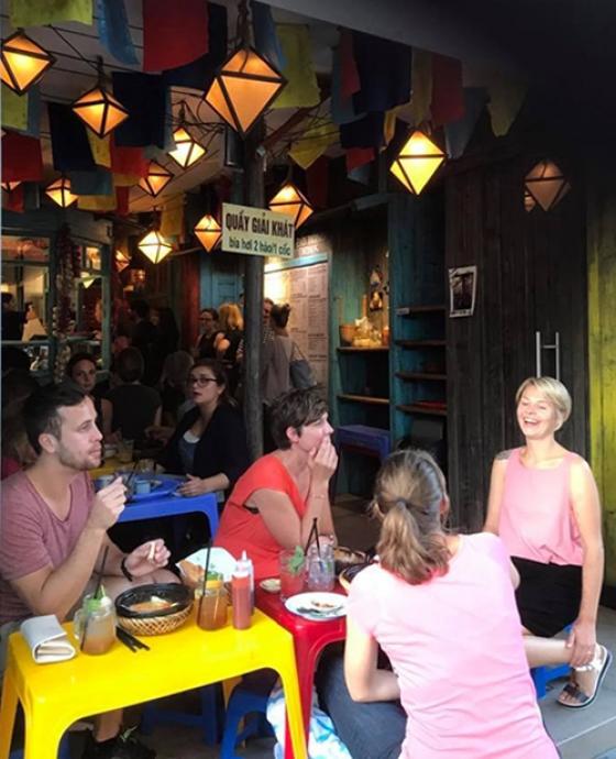 42 12 Chuoi Cua Hang Banh My Nhu Viet Nam Thu Nho Giua Long Nuoc Duc