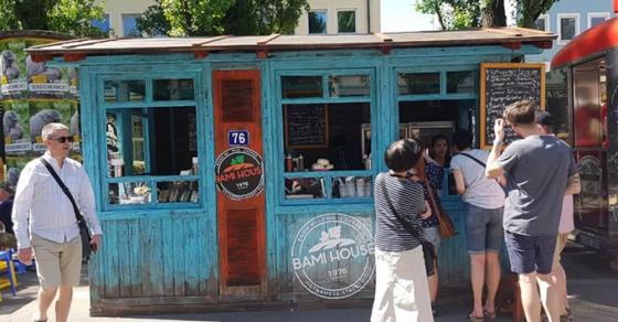 42 13 Chuoi Cua Hang Banh My Nhu Viet Nam Thu Nho Giua Long Nuoc Duc