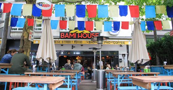 42 1 Chuoi Cua Hang Banh My Nhu Viet Nam Thu Nho Giua Long Nuoc Duc