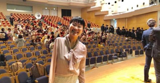 Nếu bạn than thân trách phận về cuộc sống, hãy xem người phụ nữ mất 1 cánh tay này chơi violin để thấy nghị lực phi thường là thế nào - Ảnh 3. 42 2 Neu Ban Than Than Trach Phan Ve Cuoc Song Hay Xem Nguoi Phu Nu Mat 1 Canh Tay Nay Choi Violin De Thay Nghi Luc Phi Thuong La The Nao