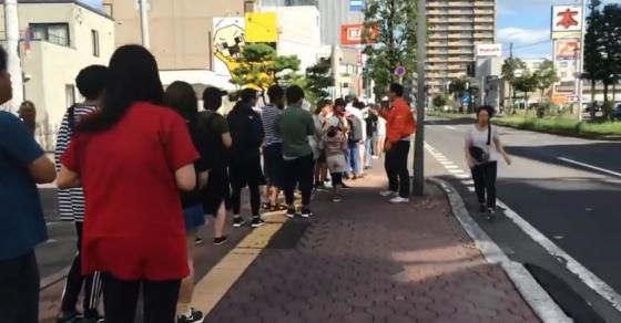 42 1 Canh Tuong Xep Hang Ngay Ngan Mua Do Sau Dong Dat Cua Nguoi Dan Nhat Ban Khien Ca The Gioi Nguong Mo