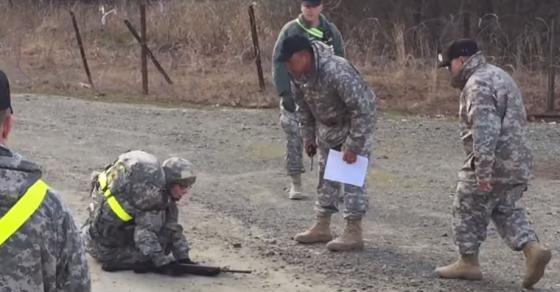 42 1 Nu Binh Sy Thi Di Bo 20 Km Khi Sap Ve Dich Doi Chan Mem Nhun Nhung Y Chi Cua Co Khien Moi Nguoi Kham Phuc